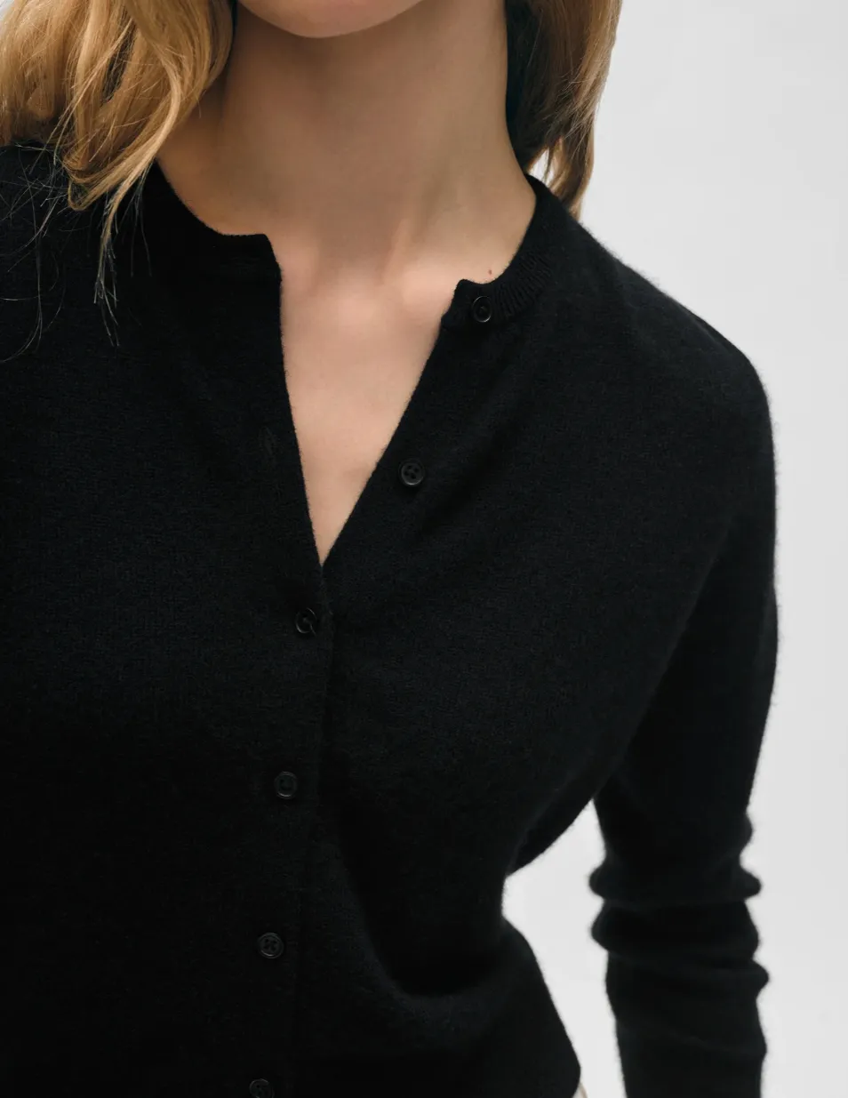 CASHMERE ESSENTIAL CREWNECK CARDIGAN - BLACK